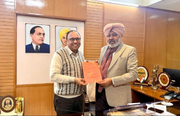 ਪੰਜਾਬ ਰਾਜ ਟ੍ਰੇਡਰਜ਼ ਕਮਿਸ਼ਨ ਦੇ ਚੇਅਰਮੈਨ ਅਨਿਲ ਠਾਕੁਰ  ਪੰਜਾਬ ਦੇ ਵਪਾਰੀ ਭਾਈਚਾਰੇ ਦੀ ਤਰਫ਼ੋਂ ਵਿੱਤ ਮੰਤਰੀ ਹਰਪਾਲ ਸਿੰਘ ਚੀਮਾ ਨਾਲ ਮੁਲਾਕਾਤ ਕਰਕੇ ਉਨ੍ਹਾਂ ਦਾ ਧੰਨਵਾਦ ਕਰਦੇ ਹੋਏ।