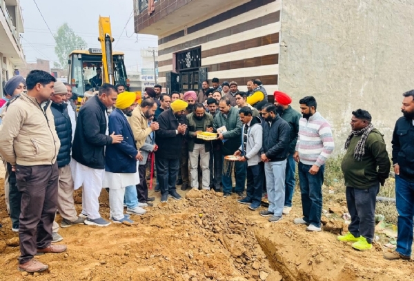 ਵਿਧਾਇਕ ਕੁਲਜੀਤ ਸਿੰਘ ਰੰਧਾਵਾ ਨਵੇਂ ਸਾਲ ਮੌਕੇ ਲਾਲੜੂ ਵਿੱਚ ਪੀਣ ਵਾਲੇ ਪਾਣੀ ਦੀ ਸਪਲਾਈ ਦੇ ਪ੍ਰੋਜੈਕਟ ਦੀ ਸ਼ੁਰੂਆਤ ਕਰਦੇ ਹੋਏ. ਵਿਧਾਇਕ ਕੁਲਜੀਤ ਸਿੰਘ ਰੰਧਾਵਾ ਨਵੇਂ ਸਾਲ ਮੌਕੇ ਲਾਲੜੂ ਵਿੱਚ ਪੀਣ ਵਾਲੇ ਪਾਣੀ ਦੀ ਸਪਲਾਈ ਦੇ ਪ੍ਰੋਜੈਕਟ ਦੀ ਸ਼ੁਰੂਆਤ ਕਰਦੇ ਹੋਏ.