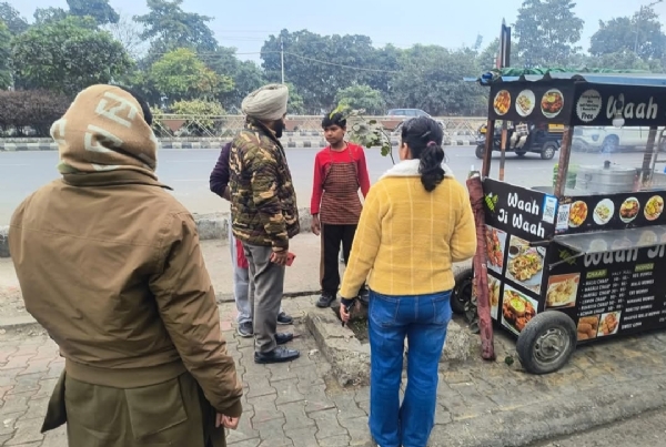 ਜ਼ਿਲ੍ਹਾ ਬਾਲ ਸੁਰੱਖਿਆ ਇਕਾਈ ਅੰਮ੍ਰਿਤਸਰ ਬੱਚਿਆਂ ਦੇ ਭੀਖ ਮੰਗਣ ਵਾਲਿਆਂ ਵਿਰੁੱਧ ਕਾਰਵਾਈ ਕਰਨ ਦੌਰਾਨ.