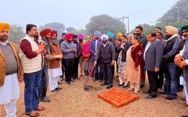 ਵਿਧਾਇਕ ਕੁਲਵੰਤ ਸਿੰਘ ਮੋਹਾਲੀ ਵਿੱਚ ਚਾਰ ਨਵੀਆਂ ਲਾਇਬ੍ਰੇਰੀਆਂ ਦੇ ਨਿਰਮਾਣ ਕੰਮ ਦੀ ਸ਼ੁਰੂਆਤ ਕਰਨ ਮੌਕੇ.