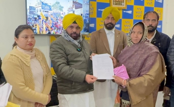 ਮੰਤਰੀ ਈ. ਟੀ. ਓ.42 ਪਰਿਵਾਰਾਂ ਨੂੰ ਘਰ ਬਨਾਉਣ ਲਈ 2.5 ਲੱਖ ਰੁਪਏ ਦੀ ਸਹਾਇਤਾ ਰਾਸ਼ੀ ਦੇ ਪ੍ਰਵਾਨਗੀ ਪੱਤਰ ਵੰਡਣ ਮੌਕੇ। ਮੰਤਰੀ ਈ. ਟੀ. ਓ.42 ਪਰਿਵਾਰਾਂ ਨੂੰ ਘਰ ਬਨਾਉਣ ਲਈ 2.5 ਲੱਖ ਰੁਪਏ ਦੀ ਸਹਾਇਤਾ ਰਾਸ਼ੀ ਦੇ ਪ੍ਰਵਾਨਗੀ ਪੱਤਰ ਵੰਡਣ ਮੌਕੇ।