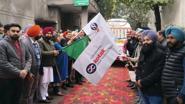 ਮੰਤਰੀ ਹਰਦੀਪ ਮੁੰਡੀਆਂ ਸਾਹਨੇਵਾਲ ਸੀ.ਐਚ.ਸੀ ਲਈ ਇੱਕ ਐਂਬੂਲੈਂਸ ਨੂੰ ਹਰੀ ਝੰਡੀ ਦਿਖਾ ਕੇ ਰਵਾਨਾ ਕਰਦੇ ਹੋਏ।