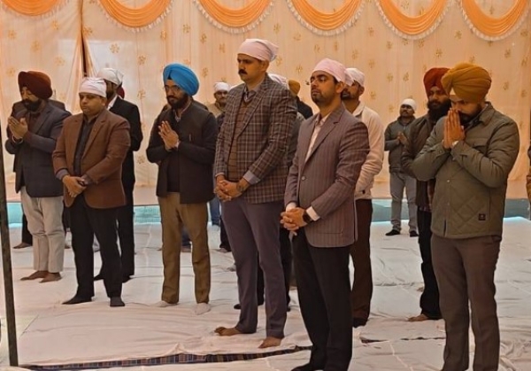 ਜ਼ਿਲ੍ਹਾ ਪ੍ਰਬੰਧਕੀ ਕੰਪਲੈਕਸ ਮੋਗਾ ਵਿਖੇ ਕਰਵਾਏ ਗਏ ਸ੍ਰੀ ਸੁਖਮਨੀ ਸਾਹਿਬ ਜੀ ਦੇ ਪਾਠ ਦੌਰਾਨ ਡੀ. ਸੀ. ਅਤੇ ਹੋਰ ਅਧਿਕਾਰੀ। ਜ਼ਿਲ੍ਹਾ ਪ੍ਰਬੰਧਕੀ ਕੰਪਲੈਕਸ ਮੋਗਾ ਵਿਖੇ ਕਰਵਾਏ ਗਏ ਸ੍ਰੀ ਸੁਖਮਨੀ ਸਾਹਿਬ ਜੀ ਦੇ ਪਾਠ ਦੌਰਾਨ ਡੀ. ਸੀ. ਅਤੇ ਹੋਰ ਅਧਿਕਾਰੀ।