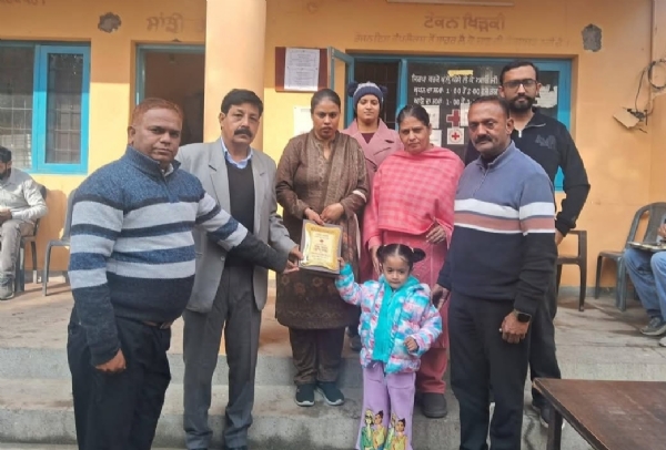 ਤ੍ਰਿਸ਼ਲਾ ਜੈਨ ਪਤਨੀ ਅਸ਼ੋਕ ਕੁਮਾਰ ਜੈਨ ਅਤੇ ਰਮਨ ਵਾਲੀਆ  ਸਾਂਝੀ ਰਸੋਈ ‘ਚ ਪਾਇਆ 10,200/- ਰੁਪਏ ਦਾ ਯੋਗਦਾਨ ਪਾਉਣ ਉਪਰੰਤ.