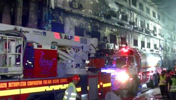 ਕਰਾਚੀ ਵਿੱਚ ਗੁਲ ਸ਼ਾਪਿੰਗ ਪਲਾਜ਼ਾ। ਸ਼ਨੀਵਾਰ ਰਾਤ ਨੂੰ ਇੱਥੇ ਅੱਗ ਲੱਗ ਗਈ। ਅੱਗ ਹੁਣ ਬੁਝਾ ਦਿੱਤੀ ਗਈ ਹੈ। ਫੋਟੋ: ਦੁਨੀਆ ਨਿਊਜ਼