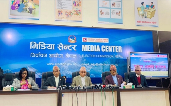 ਮੀਡੀਆ ਸੈਂਟਰ ਵਿਖੇ ਨੇਪਾਲ ਚੋਣ ਕਮਿਸ਼ਨ ਦੇ ਅਧਿਕਾਰੀ।