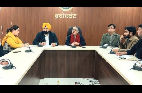 ਡਿਪਟੀ ਕਮਿਸ਼ਨਰ ਸਿਹਤ ਵਿਭਾਗ ਦੇ ਅਧਿਕਾਰੀਆਂ ਤੋਂ ਇਲਾਵਾ ਹਲਕਾ ਕੁਆਰਡੀਨੇਟਰਾਂ, ਬਲਾਕ ਕੁਆਰਡੀਨੇਟਰਾਂ ਨਾਲ ਵਿਸ਼ੇਸ਼ ਮੀਟਿੰਗ ਦੌਰਾਨ.