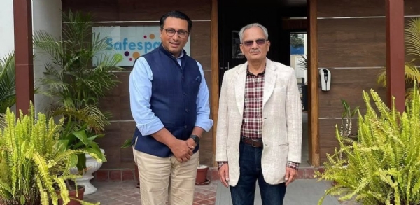 ਨੈਸ਼ਨਲ ਇੰਡੀਪੈਂਡੈਂਟ ਪਾਰਟੀ ਦੇ ਉਪ ਪ੍ਰਧਾਨ ਡਾ. ਸਵਰਣਿਮ ਵਾਗਲੇ ਡਾ. ਬਾਬੂਰਾਮ ਨਾਲ ਮੁਲਾਕਾਤ ਕਰਦੇ ਹੋਏ