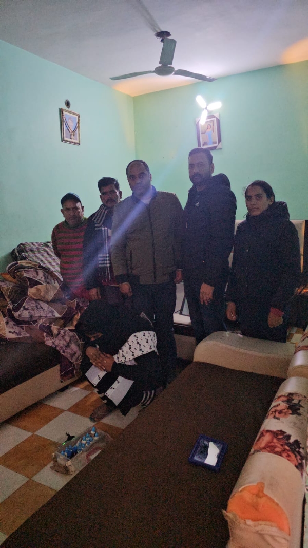 ਦੋਸ਼ੀ ਮਹਿਲਾ ਤਸਕਰ ਪੁਲਿਸ ਨਾਲ। ਦੋਸ਼ੀ ਮਹਿਲਾ ਤਸਕਰ ਪੁਲਿਸ ਨਾਲ।