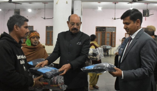 ਮੰਤਰੀ ਮੋਹਿੰਦਰ ਭਗਤ ਭਾਰਗਵ ਕੈਂਪ ਵਿਖੇ ਲੋੜਵੰਦ ਵਿਅਕਤੀਆਂ ਨੂੰ ਕੰਬਲ, ਟਰੈਕ ਸੂਟ ਅਤੇ ਬੂਟਾਂ ਦੀ ਵੰਡਦੇ ਹੋਏ।