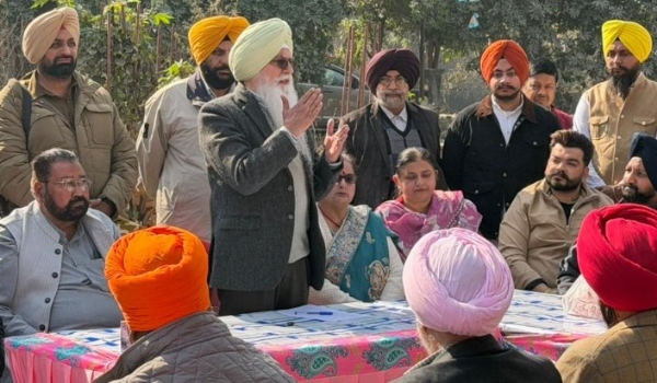 ਵਿਧਾਇਕ ਡਾ. ਇੰਦਰਬੀਰ ਸਿੰਘ ਨਿੱਜਰ ਦੇ ਦਫ਼ਤਰ ਵਿਖੇ ਮੁੱਖ ਮੰਤਰੀ ਬੀਮਾ ਯੋਜਨਾ ਦੇ ਲਾਂਚ ਉਪਰੰਤ ਵਿਧਾਇਕ ਸੰਬੋਧਨ ਕਰਦੇ ਹੋਏ।