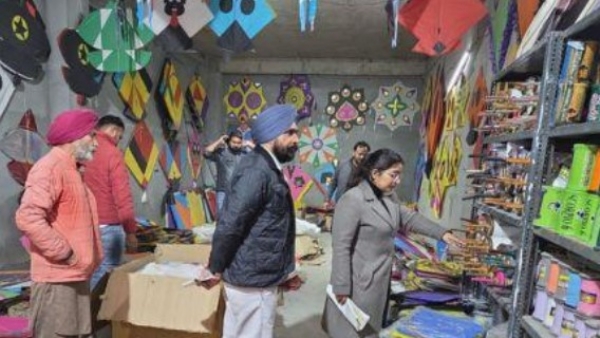 ਬਰਨਾਲਾ ’ਚ ਪ੍ਰਦੂਸ਼ਣ ਕੰਟਰੋਲ ਬੋਰਡ ਦੇ ਅਧਿਕਾਰੀ ਚਾਈਨਾ ਡੋਰ ਦੀ ਵਿਕਰੀ ਨੂੰ ਰੋਕਣ ਲਈ ਚੈਕਿੰਗ ਕਰਦੇ ਹੋਏ।