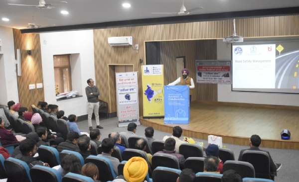 ਥਾਪਰ ਇੰਜੀਨੀਅਰਿੰਗ ਕਾਲਜ ਦੇ ਵਿਦਿਆਰਥੀਆਂ ਨੂੰ ਸੜਕ ਸੁਰੱਖਿਆ ਨਿਯਮਾਂ ਬਾਰੇ ਜਾਗਰੂਕ ਕੀਤੇ ਜਾਣ ਦਾ ਦ੍ਰਿਸ਼.