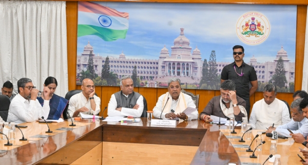 ਮੁੱਖ ਮੰਤਰੀ ਸਿੱਧਰਮਈਆ ਪ੍ਰੈਸ ਕਾਨਫਰੰਸ ਨੂੰ ਸੰਬੋਧਨ ਕਰਦੇ ਹੋਏ। ਮੁੱਖ ਮੰਤਰੀ ਸਿੱਧਰਮਈਆ ਪ੍ਰੈਸ ਕਾਨਫਰੰਸ ਨੂੰ ਸੰਬੋਧਨ ਕਰਦੇ ਹੋਏ।