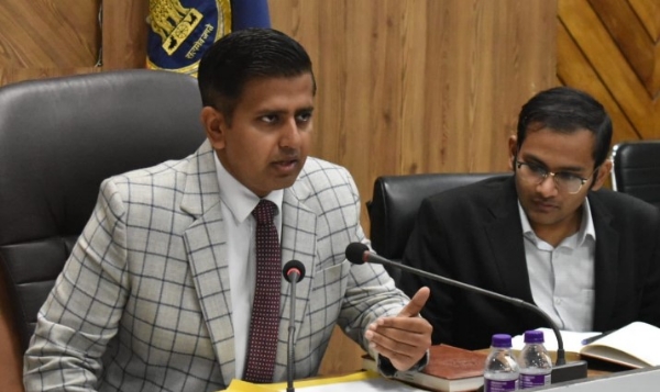 ਡਿਪਟੀ ਕਮਿਸ਼ਨਰ ਡਾ. ਹਿਮਾਂਸ਼ੂ ਅਗਰਵਾਲ ਸਮੀਖਿਆ ਮੀਟਿੰਗ ਦੌਰਾਨ।