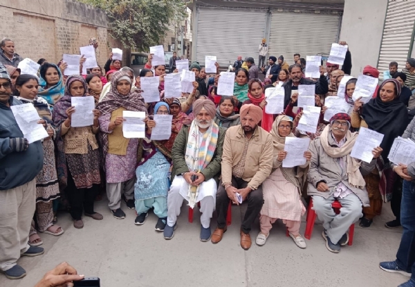 ਵਿਧਾਇਕ ਜੌੜਾਮਾਜਰਾ ਸਮਾਣਾ ਵਿਖੇ 407 ਲਾਭਪਾਤਰੀਆਂ ਨੂੰ ਮਕਾਨ ਬਣਾਉਣ ਲਈ 10 ਕਰੋੜ ਰੁਪਏ ਤੋਂ ਵੱਧ ਦੀ ਰਾਸ਼ੀ ਦੇ ਪ੍ਰਵਾਨਗੀ ਪੱਤਰ ਸੌਂਪਣ ਮੌਕੇ. ਵਿਧਾਇਕ ਜੌੜਾਮਾਜਰਾ ਸਮਾਣਾ ਵਿਖੇ 407 ਲਾਭਪਾਤਰੀਆਂ ਨੂੰ ਮਕਾਨ ਬਣਾਉਣ ਲਈ 10 ਕਰੋੜ ਰੁਪਏ ਤੋਂ ਵੱਧ ਦੀ ਰਾਸ਼ੀ ਦੇ ਪ੍ਰਵਾਨਗੀ ਪੱਤਰ ਸੌਂਪਣ ਮੌਕੇ.