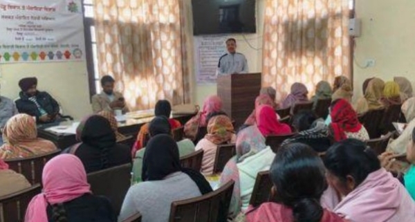 ਸਿਵਲ ਸਰਜਨ ਬਠਿੰਡਾ ਲੋਕਾਂ ਨੂੰ ਸਿਹਤ ਸਕੀਮਾਂ ਵੱਧ ਤੋਂ ਵੱਧ ਲਾਹਾ ਲੈਣ ਲਈ ਜਾਗਰੂਕ ਕਰਦੇ ਹੋਏ। ਸਿਵਲ ਸਰਜਨ ਬਠਿੰਡਾ ਲੋਕਾਂ ਨੂੰ ਸਿਹਤ ਸਕੀਮਾਂ ਵੱਧ ਤੋਂ ਵੱਧ ਲਾਹਾ ਲੈਣ ਲਈ ਜਾਗਰੂਕ ਕਰਦੇ ਹੋਏ।