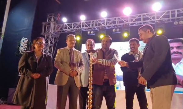 ਗਜ ਉਤਸਵ ਦਾ ਉਦਘਾਟਨ ਕਰਦੇ ਹੋਏ ਪਤਵੰਤੇ।