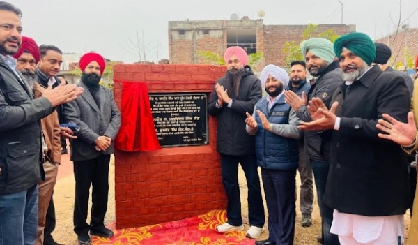 ਸੰਸਦ ਮੈਂਬਰ ਮਲਵਿੰਦਰ ਸਿੰਘ ਕੰਗ ਅਤੇ ਵਿਧਾਇਕ ਕੁਲਵੰਤ ਸਿੰਘ ਮੋਹਾਲੀ ਦੇ ਪਿੰਡਾਂ ’ਚ ਜਿੰਮ, ਸੌਲਰ ਲਾਈਟਾਂ ਅਤੇ ਬੈਂਚ ਲੋਕ ਅਰਪਿਤ ਕਰਨ ਮੌੌਕੇ ਸੰਸਦ ਮੈਂਬਰ ਮਲਵਿੰਦਰ ਸਿੰਘ ਕੰਗ ਅਤੇ ਵਿਧਾਇਕ ਕੁਲਵੰਤ ਸਿੰਘ ਮੋਹਾਲੀ ਦੇ ਪਿੰਡਾਂ ’ਚ ਜਿੰਮ, ਸੌਲਰ ਲਾਈਟਾਂ ਅਤੇ ਬੈਂਚ ਲੋਕ ਅਰਪਿਤ ਕਰਨ ਮੌੌਕੇ