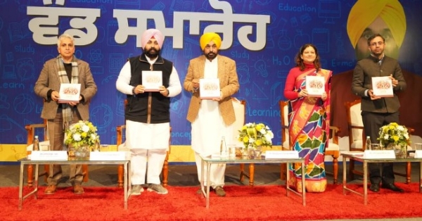 ਨਿਯੁਕਤੀ ਪੱਤਰ ਵੰਡ ਸਮਾਗਮ ਦੌਰਾਨ ਮੁੱਖ ਮੰਤਰੀ ਭਗਵੰਤ ਮਾਨ ਅਤੇ ਹੋਰ। ਨਿਯੁਕਤੀ ਪੱਤਰ ਵੰਡ ਸਮਾਗਮ ਦੌਰਾਨ ਮੁੱਖ ਮੰਤਰੀ ਭਗਵੰਤ ਮਾਨ ਅਤੇ ਹੋਰ।