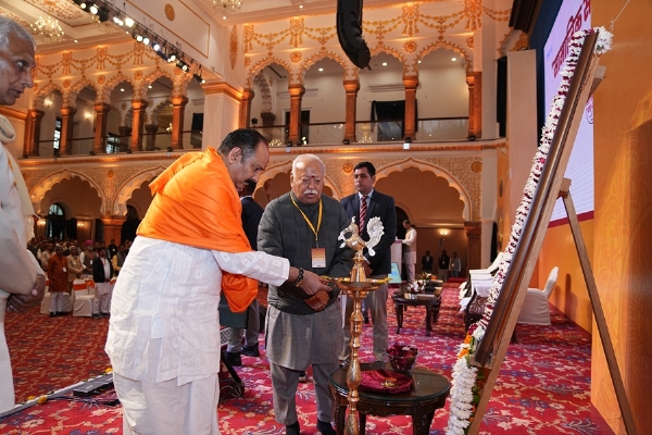 ਭੋਪਾਲ ਵਿੱਚ ਰਾਸ਼ਟਰੀ ਸਵੈਮ ਸੇਵਕ ਸੰਘ ਦੀ ਸਮਾਜਿਕ ਸਦਭਾਵਨਾ ਮੀਟਿੰਗ ਦਾ ਦੀਵਾ ਜਗਾ ਕੇ ਉਦਘਾਟਨ ਕਰਦੇ ਮਹਿਮਾਨ।