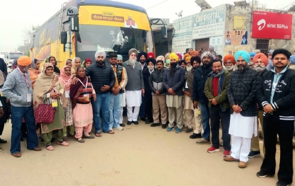 ਸਪੀਕਰ ਸੰਧਵਾਂ ਪਿੰਡ ਕਲੇਰ ਤੋਂ ਤੀਰਥ ਯਾਤਰਾ ਬੱਸ ਰਵਾਨਾ ਕਰਦੇ ਹੋਏ.