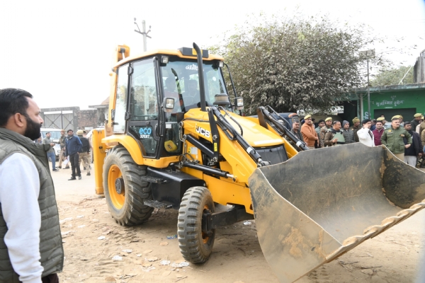 ਬੁਲਡੋਜ਼ਰ ਕਬਜ਼ਾ ਲੈਣ ਲਈ ਪਹੁੰਚਿਆ। ਫੋਟੋ