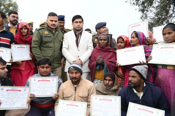 ਜਿਨ੍ਹਾਂ ਲੋਕਾਂ ਨੂੰ ਕਬਜ਼ਾ ਮੁਕਤ ਜ਼ਮੀਨ ਅਲਾਟ ਕੀਤੀ ਗਈ, ਉਨ੍ਹਾਂ ਦੀ ਫੋਟੋ