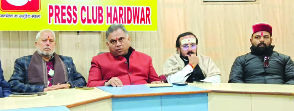 ਪੱਤਰਕਾਰਾਂ ਨਾਲ ਗੱਲਬਾਤ ਕਰਦੇ ਹੋਏ