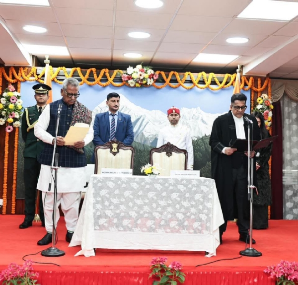 ਰਾਜਪਾਲ ਨੇ ਜਸਟਿਸ ਮੁਸ਼ਤਾਕ ਨੂੰ ਅਹੁਦੇ ਦੀ ਸਹੁੰ ਚੁਕਾਈ।