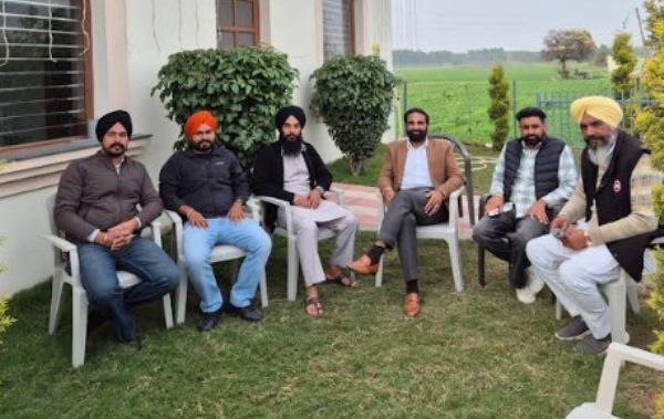 ਹਰਕੇਸ਼ ਚੰਦ ਸ਼ਰਮਾ ਮੱਛਲੀ ਕਲਾਂ ਆਪਣੇ ਸਾਥੀਆ ਨਾਲ।