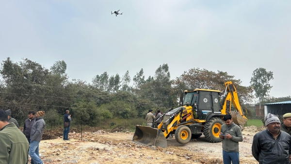 ਗੈਰ-ਕਾਨੂੰਨੀ ਉਸਾਰੀ ਨੂੰ ਢਾਹ ਰਿਹਾ ਬੁਲਡੋਜ਼ਰ।