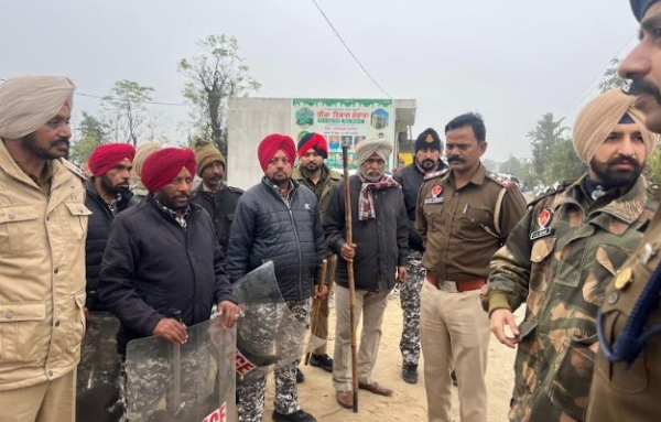 ਸਮਾਣਾ ਦੇ ਪਿੰਡ ਮੁਰਾਦਪੁਰ ਵਿਖੇ ਦੋ ਨਸ਼ਾ ਤਸਕਰਾਂ ਵਲੋਂ ਬਣਾਈ ਗਈ ਨਜਾਇਜ਼ ਉਸਾਰੀ ਨੂੰ ਢਾਹੁਣ ਮੌਕੇ ਤਾਇਨਾਤ ਪੁਲਿਸ ਫੋਰਸ। ਸਮਾਣਾ ਦੇ ਪਿੰਡ ਮੁਰਾਦਪੁਰ ਵਿਖੇ ਦੋ ਨਸ਼ਾ ਤਸਕਰਾਂ ਵਲੋਂ ਬਣਾਈ ਗਈ ਨਜਾਇਜ਼ ਉਸਾਰੀ ਨੂੰ ਢਾਹੁਣ ਮੌਕੇ ਤਾਇਨਾਤ ਪੁਲਿਸ ਫੋਰਸ।