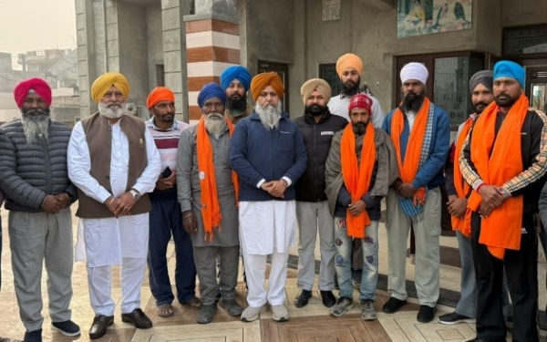 ਵਿਧਾਇਕ ਸਰਵਨ ਸਿੰਘ ਧੁੰਨ ਕਾਂਗਰਸੀ ਪਰਿਵਾਰ ਨੂੰ ਆਪ ਪਾਰਟੀ ’ਚ ਸ਼ਾਮਲ ਕਰਨ ਉਪਰੰਤ।