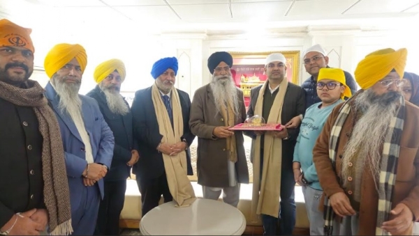 ਸੱਚਖੰਡ ਸ੍ਰੀ ਹਰਿਮੰਦਰ ਸਾਹਿਬ ਵਿਖੇ ਨਤਮਸਤਕ ਹੋਏ ਗ੍ਰਹਿ ਮੰਤਰਾਲੇ ਦੇ ਐਫਸੀਆਰਏ ਵਿਭਾਗ ਦੇ ਅਧਿਕਾਰੀ ਦਾ ਸ਼੍ਰੋਮਣੀ ਕਮੇਟੀ ਪ੍ਰਧਾਨ ਐਡਵੋਕੇਟ ਧਾਮੀ ਸਨਮਾਨ ਕਰਦੇ ਹੋਏ।