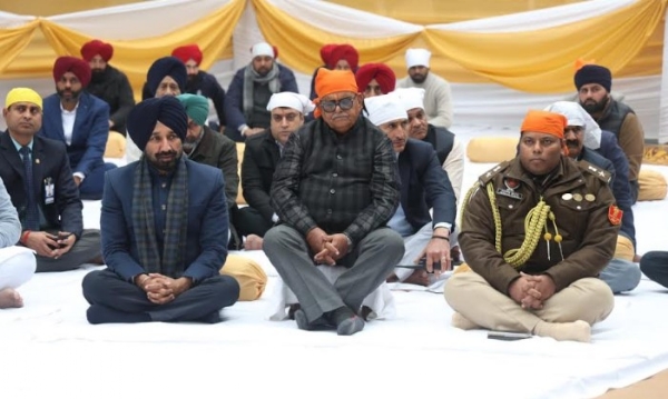 ਸਰਬੱਤ ਦੇ ਭਲੇ ਦੀ ਅਰਦਾਸ ਕਰਨ ਲਈ ਕਰਵਾਏ ਗਏ ਪਾਠ ਦੌਰਾਨ ਰਾਜਪਾਲ ਪੰਜਾਬ ਅਤੇ ਹੋਰ। ਸਰਬੱਤ ਦੇ ਭਲੇ ਦੀ ਅਰਦਾਸ ਕਰਨ ਲਈ ਕਰਵਾਏ ਗਏ ਪਾਠ ਦੌਰਾਨ ਰਾਜਪਾਲ ਪੰਜਾਬ ਅਤੇ ਹੋਰ।