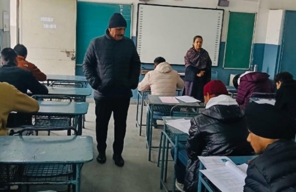 ਮਹਾਰਾਜਾ ਰਣਜੀਤ ਸਿੰਘ ਪ੍ਰੈਪਰੇਟਰੀ ਇੰਸਟੀਚਿਊਟ ਵਿਖੇ ਪ੍ਰੀਖਿਆ ਦਿੰਦੇ ਹੋਏ ਵਿਦਿਆਰਥੀ।