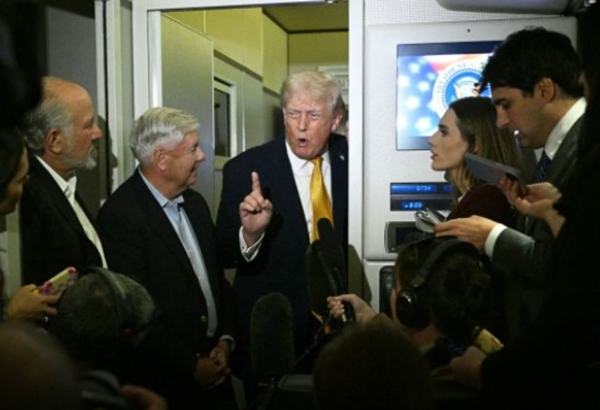 ਅਮਰੀਕੀ ਰਾਸ਼ਟਰਪਤੀ ਡੋਨਾਲਡ ਟਰੰਪ ਪੱਤਰਕਾਰਾਂ ਦੇ ਸਵਾਲਾਂ ਦੇ ਜਵਾਬ ਦਿੰਦੇ ਹੋਏ। ਫੋਟੋ: ਇੰਟਰਨੈੱਟ ਮੀਡੀਆ ਅਮਰੀਕੀ ਰਾਸ਼ਟਰਪਤੀ ਡੋਨਾਲਡ ਟਰੰਪ ਪੱਤਰਕਾਰਾਂ ਦੇ ਸਵਾਲਾਂ ਦੇ ਜਵਾਬ ਦਿੰਦੇ ਹੋਏ। ਫੋਟੋ: ਇੰਟਰਨੈੱਟ ਮੀਡੀਆ