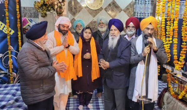 ਸ੍ਰੀ ਗੁਰੂ ਗੋਬਿੰਦ ਸਿੰਘ ਜੀ ਦੇ ਪ੍ਰਕਾਸ਼ ਪੁਰਬ ਮੌਕੇ ਕਰਵਾਏ ਸਮਾਗਮ ਵਿਚ ਵਿਧਾਇਕ ਫਾਜ਼ਿਲਕਾ ਤੇ ਮੈਡਮ ਖੁਸ਼ਬੂ ਸਵਨਾ ਸ਼ਮੂਲੀਅਤ ਕਰਨ ਦੌਰਾਨ। ਸ੍ਰੀ ਗੁਰੂ ਗੋਬਿੰਦ ਸਿੰਘ ਜੀ ਦੇ ਪ੍ਰਕਾਸ਼ ਪੁਰਬ ਮੌਕੇ ਕਰਵਾਏ ਸਮਾਗਮ ਵਿਚ ਵਿਧਾਇਕ ਫਾਜ਼ਿਲਕਾ ਤੇ ਮੈਡਮ ਖੁਸ਼ਬੂ ਸਵਨਾ ਸ਼ਮੂਲੀਅਤ ਕਰਨ ਦੌਰਾਨ।