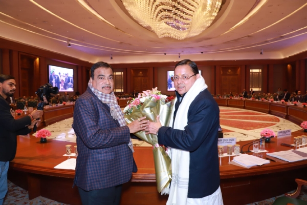 ਉੱਤਰਾਖੰਡ ਦੇ ਮੁੱਖ ਮੰਤਰੀ ਪੁਸ਼ਕਰ ਸਿੰਘ ਧਾਮੀ ਕੇਂਦਰੀ ਸੜਕ ਆਵਾਜਾਈ ਅਤੇ ਰਾਜਮਾਰਗ ਮੰਤਰੀ ਨਿਤਿਨ ਗਡਕਰੀ ਨਾਲ