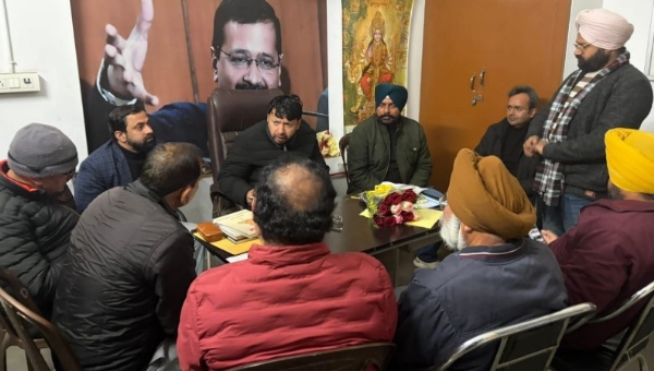 ਕੈਬਨਿਟ ਮੰਤਰੀ ਡਾ. ਰਵਜੋਤ ਸਿੰਘ ਲੋਕਾਂ ਦੀਆਂ ਸਮੱਸਿਆਵਾਂ ਸੁਣਦੇ ਹੋਏ। ਕੈਬਨਿਟ ਮੰਤਰੀ ਡਾ. ਰਵਜੋਤ ਸਿੰਘ ਲੋਕਾਂ ਦੀਆਂ ਸਮੱਸਿਆਵਾਂ ਸੁਣਦੇ ਹੋਏ।