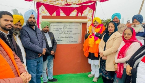 ਮੰਤਰੀ ਹਰਭਜਨ ਸਿੰਘ ਈ. ਟੀ. ਓ. ਧਰਦਿਉ ’ਚ 37 ਲੱਖ ਰੁਪਏ ਦੀ ਲਾਗਤ ਨਾਲ ਬਣਨ ਵਾਲੇ ਖੇਡ ਮੈਦਾਨ ਦਾ ਨੀਂਹ ਪੱਥਰ ਰੱਖਣ ਮੌਕੇ। ਮੰਤਰੀ ਹਰਭਜਨ ਸਿੰਘ ਈ. ਟੀ. ਓ. ਧਰਦਿਉ ’ਚ 37 ਲੱਖ ਰੁਪਏ ਦੀ ਲਾਗਤ ਨਾਲ ਬਣਨ ਵਾਲੇ ਖੇਡ ਮੈਦਾਨ ਦਾ ਨੀਂਹ ਪੱਥਰ ਰੱਖਣ ਮੌਕੇ।