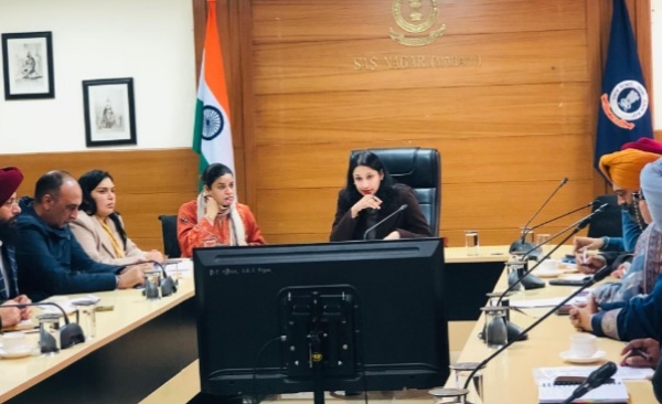 ਮੁਹਾਲੀ ’ਚ ਜ਼ਿਲ੍ਹਾ ਪੱਧਰੀ ਗਣਤੰਤਰ ਦਿਵਸ ਸਮਾਰੋਹ ਦੀਆਂ ਤਿਆਰੀਆਂ ਦੀ ਸਮੀਖਿਆ ਕਰਦੇ ਹੋਏ  ਡਿਪਟੀ ਕਮਿਸ਼ਨਰ।