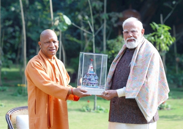 ਉੱਤਰ ਪ੍ਰਦੇਸ਼ ਦੇ ਮੁੱਖ ਮੰਤਰੀ ਯੋਗੀ ਆਦਿੱਤਿਆਨਾਥ ਸੋਮਵਾਰ ਨੂੰ ਪ੍ਰਧਾਨ ਮੰਤਰੀ ਨਰਿੰਦਰ ਮੋਦੀ ਨਾਲ ਮੁਲਾਕਾਤ ਕਰਦੇ ਹੋਏ।