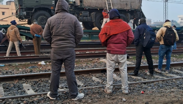 ਬਿਹਾਰ ਦੇ ਮੁਜ਼ੱਫਰਪੁਰ ਵਿੱਚ OHE ਨਾਲ ਟਕਰਾਉਣ ਤੋਂ ਬਾਅਦ ਫੌਜੀ ਟ੍ਰੇਨ ਰੁਕ ਗਈ