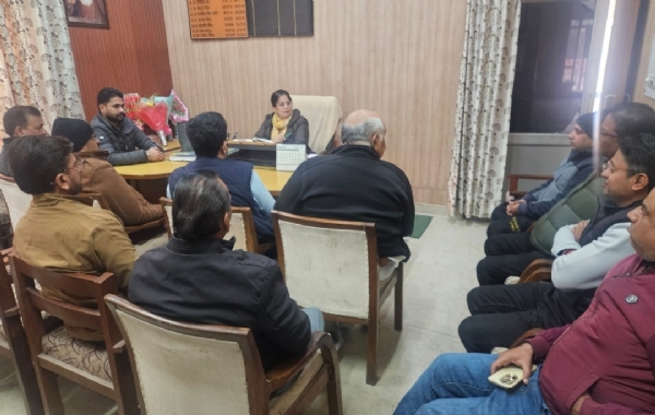 ਮੁੱਖ ਖੇਤੀਬਾੜੀ ਅਫਸਰ ਖਾਦ ਵਿਕਰੇਤਾਵਾਂ (ਹੋਲਸੇਲਰਾਂ) ਨਾਲ ਖਾਦਾਂ ਦੀ ਟੈਗਿੰਗ, ਸਟਾਕਿੰਗ ਅਤੇ ਪੌਸ ਮਸ਼ੀਨਾਂ ਸਬੰਧੀ ਮੀਟਿੰਗ ਕਰਦੇ ਹੋਏ.