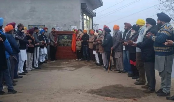 ਵਿਧਾਇਕ ਸ਼ੈਰੀ ਕਲਸੀ 18 ਫੁੱਟ ਲਿੰਕ ਸੜਕ ਬਣਾਉਣ ਦਾ ਨੀਂਹ ਪੱਥਰ ਰੱਖਦੇ ਹੋਏ।