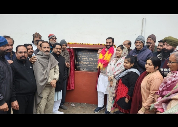 ਵਿਧਾਇਕ ਸਵਨਾ ਲਗਭਗ 83 ਲੱਖ ਦੀ ਲਾਗਤ ਨਾਲ ਰਾਧਾ ਸਵਾਮੀ ਕਲੋਨੀ ਫਾਜ਼ਿਲਕਾ ਦੀਆਂ ਬਣਨ ਵਾਲੀਆਂ ਸੜਕਾਂ ਦਾ ਨੀਂਹ ਪੱਥਰ ਰੱਖਦੇ ਹੋਏ.