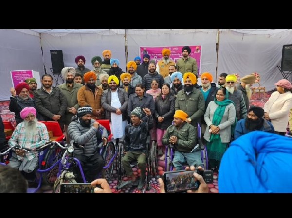 ਦਿਵਿਆਂਗ ਵਿਅਕਤੀਆਂ ਨੂੰ ਸਹਾਇਕ ਉਪਕਰਨ ਵੰਡਣ ਉਪਰੰਤ ਮੰਤਰੀ ਈਟੀਓ .