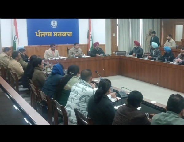 ਡਿਪਟੀ ਕਮਿਸ਼ਨਰ ਵੱਖ-ਵੱਖ ਅਧਿਕਾਰੀਆਂ ਨਾਲ ਮੀਟਿੰਗ ਦੌਰਾਨ.